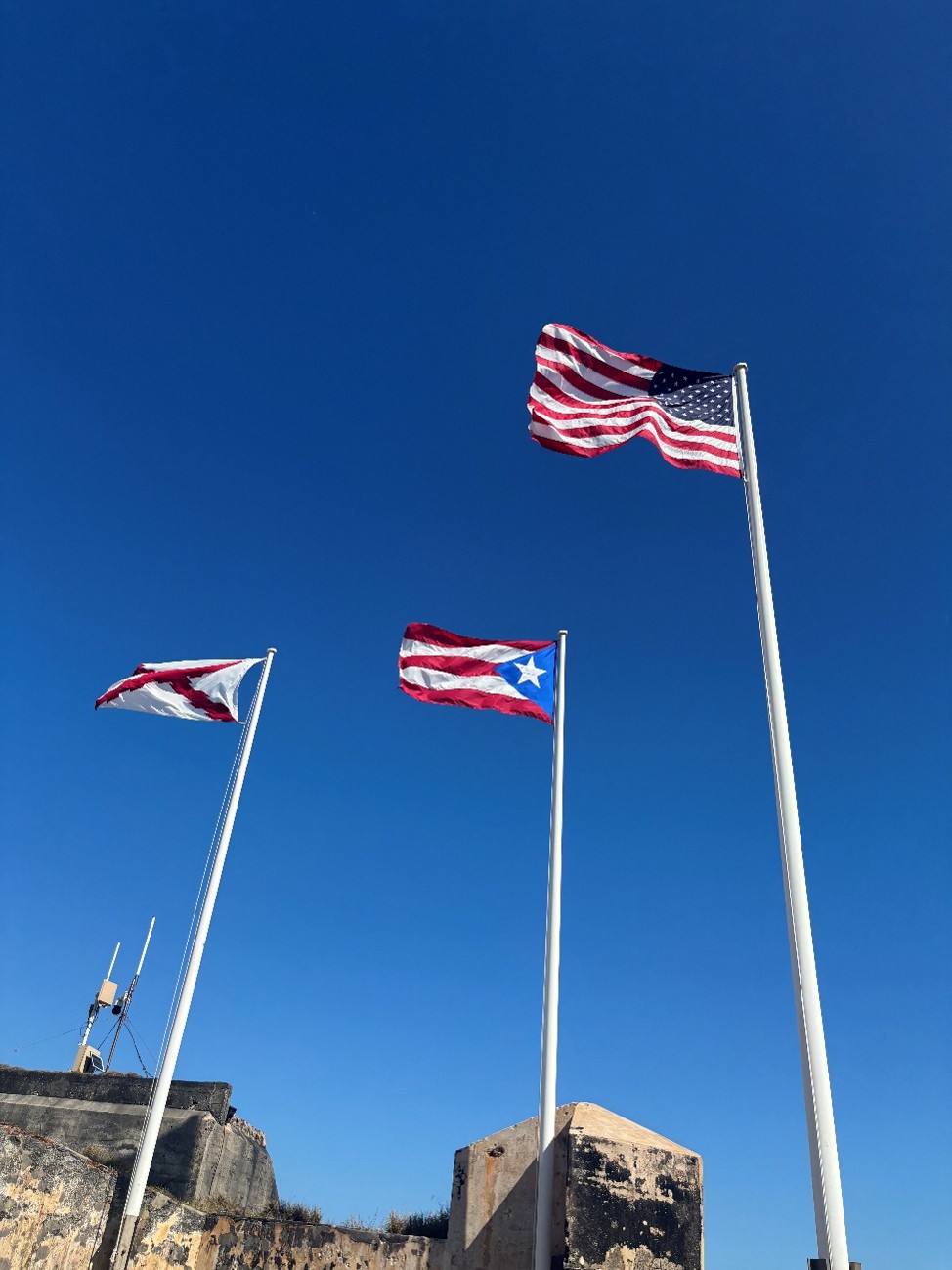 スペイン帝国時代の軍旗、プエルトリコ旗、アメリカ国旗