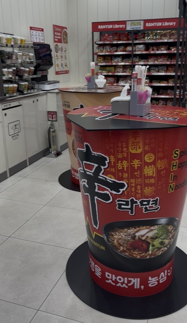 CU店内のラーメンテーブル
