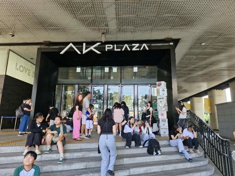 AKプラザに集まる若者たち